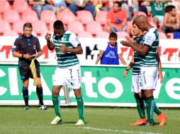 El jugador de Los Laguneros, Andrés Rentería celebra su anotación  la cual otorga los primeros tres puntos a su equipo. MEXSPORT /