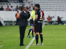 Tomás Boy da indicaciones a Luis Caballero durante el juego de la jornada uno ante Tigres, que terminó en empate a cero.  /