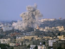 En la imagen se aprecia el humo de una explosión después de un ataque israelí con misiles en la ciudad de Gaza. AFP /