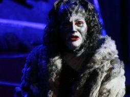 Banquells agradece a su público las muestras de cariño que se repitieron ininterrumpidamente durante toda la función. NTX /