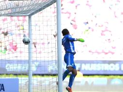 César Lozano, arquero que se equivocó en el gol que marcó el Guadalajara, recibió todo el apoyo de Bueno.  /