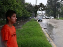 Con las precipitaciones, el nivel de agua en algunos puntos aumenta considerablemente, lo que pone en riesgo a los que intentan cruzar. ARCHIVO /