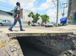El canal ubicado por la calle Los Alpes, en la Colonia La Esperanza, de Guadalajara, carece de protecciones.  /