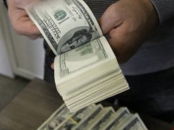 Se estima que el peso gane terreno frente al dólar, luego que el Senado aprobara tres dictámenes en materia energética. ARCHIVO /