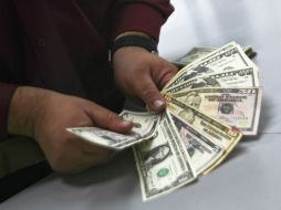 La divisa americana tiene un precio mínimo de 12.97 pesos en los bancos del Distrito Federal. ARCHIVO /