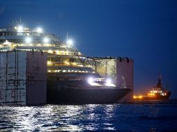 El Concordia se encuentra derecho, con 11 metros de su casco fuera del agua. EFE /