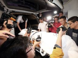 El cuerpo del dueño de ferry surcoreano es traladado a una sala funeraria en Suncheon. AP /