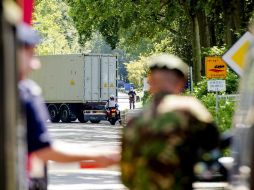 Uno de los camiones frigoríficos con los restos de las 298 víctimas llega una base militar en Holanda. EFE /