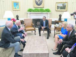 Obama (centro) conversa con 'Buzz' Aldrin y Michael Collins (a la izquierda), astronautas de la misión de la NASA del Apolo 11. EFE /