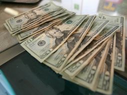 El tipo de cambio para solventar obligaciones denominadas en moneda extranjera en el país es de 12.9286 pesos. ARCHIVO /