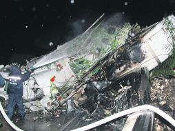 Trabajos de rescate. Unos 200 elementos de las fuerzas armadas fueron enviados a recuperar los cuerpos de las víctimas. AFP /