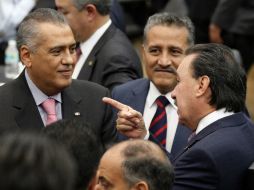 Beltrones (i) rechaza que este ''rescate'' de Pemex vaya a servir para que los mexicanos paguen los abusos del sindicato. SUN /