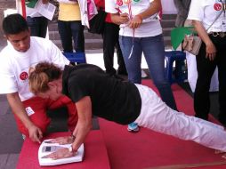 Hoy se conmemora el Día Mundial del Autocuidado de la Salud; en Plaza de Armas, personas se midieron, pesaron y activaron.  /