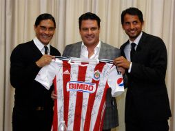 El gobernador del Estado de Jalisco recibe la playera autografiada de parte del Guadalajara. ESPECIAL /