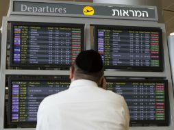 Un hombre mira los vuelos cancelados en una pantalla en el aeropuerto Ben Gurion. AP /