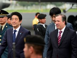 El primer ministro de Japón Shinzo Abe y el secretario de Relaciones Exteriores, José Antonio Meade Kuribreña (d). AFP /