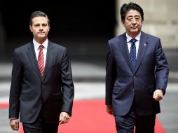 El Presidente Enrique Peña Nieto da la bienvenida al primer ministro de Japón Shinzo Abe, en su visita oficial a México. AFP /