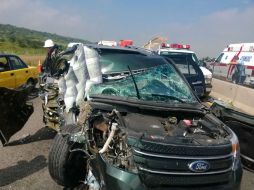 El accidente provocó que los carriles centrales de ambos sentidos se mantuvieran cerrados. ESPECIAL /