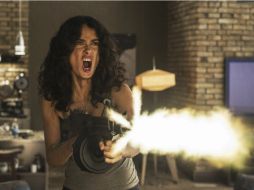 Escena de ‘Everly’, donde Hayek interpreta a una mujer capturada que trata de escapar de un edificio de apartamentos a cualquier costa. AP /