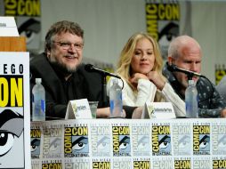 Del Toro, en la conferencia de prensa del festival, junto a la actriz Christina Applegate, quien da voz a uno de los personajes. AP /