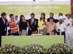 Ramiro Hernández, invitó a los recién casados a asumir el reto de vivir unidos en familia. Tomada de @ramirohdezg. ESPECIAL /