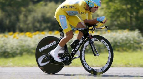 Vincenzo Nibali concluyó la penúltima etapa en el cuarto sitio y aumentó su ventaja en la general a casi ocho minutos. EFE /