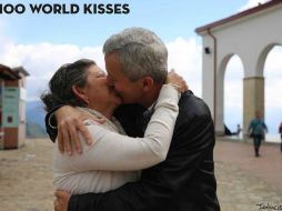 Despúes de fotografiar el beso, Ignacio se acerca a hablar con la pareja. Éste es el beso número 43 en Bogotá. ESPECIAL /