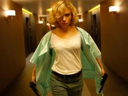 Scarlett interpreta a una joven heroína con súper poderes tras ingerir una droga. ESPECIAL /