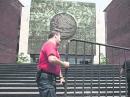 Se preparan. Ante el anuncio de protestas, personal de seguridad coloca cercas en torno a la Cámara de Diputados. SUN /