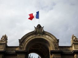 La bandera de francesa ondea a media asta sobre el acceso al Palacio del Elíseo en París, en memoria del avionazo en Mali. EFE /