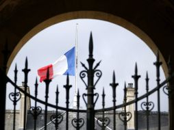 Las banderas de los edificios oficiales franceses son izadas a media asta en homenaje a las víctimas del accidente aéreo. AFP /