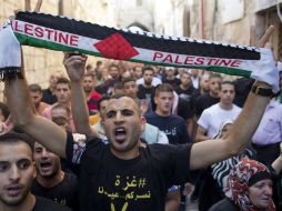 Durante el amistoso, los hinchas del club casablanqués corearon lemas de solidaridad con Gaza y enarbolaron banderas de Palestina. AFP /