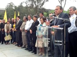 El dirigente del PRD, Jesús Zambrano participa en una manifestación contra la reforma energética fuera de San Lázaro. Foto: @PRDmexico. ESPECIAL /