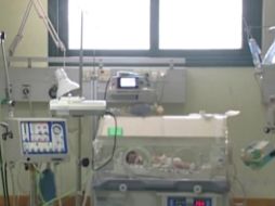 La niña está en estado crítico y requiere estar constantemente conectada a un respirador artificial. ESPECIAL /