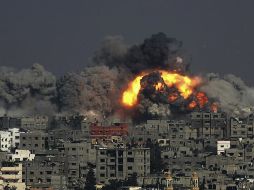 Israel intensifica sus ataques aéreos y terrestres sobre Gaza. Al menos 100 palestinos han muerto y se reportan unos 500 heridos. EFE /