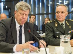 Timmermaans (i) informa que se tendrá la cooperación total para que los expertos neerlandeses tengan acceso al lugar del siniestro. EFE /