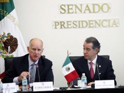 Edmund Gerald Brown (i), y Raúl Cervantes (d) durante la visita del político estadounidense al Senado. SUN /
