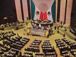Legisladores del PRD protestan en contra de los cambios de la reforma energética. SUN /
