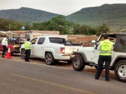 El fin de semana pasado el operativo se montó cerca de San Luis Soyatlán, donde fueron mandados a la CURVA a 12 conductores. ESPECIAL /