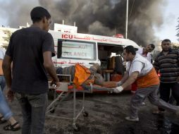 Testigos dicen que los tanques siguieron disparando el área a pesar de que en el lugar había médicos y periodistas. AFP /
