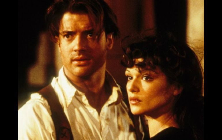 La versión dirigida por  Stephen Sommers en 1999, estuvo protagonizada por Brendan Fraser y Rachel Weisz. ARCHIVO /