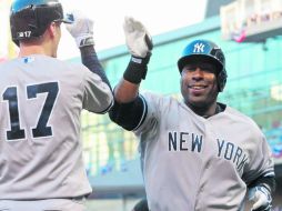 Zelous Wheeler es felicitado por su compañero Brendan Ryan, luego de conectar un jonrón en su debut  con los Yanquis en las Mayores. ESPECIAL /