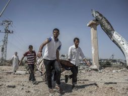 Palestinos trasladan el cuerpo de un hombre muerto. Al menos 27 palestinos han fallecido luego de los ataques israelíes este día. EFE /