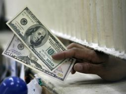 El dólar estuvo a la compra en un mínimo de 12.90 pesos. ARCHIVO /