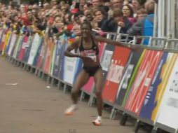 Momento en que Beata Naigambo empieza a caer en la parte final del maratón de los Juegos de la Commonwealth. ESPECIAL /