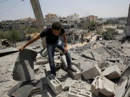 El Ejército israelí comunica a residentes del barrio de Beit Lahia, situado en el noroeste de la Franja de Gaza, que pueden regresar. AP /