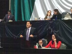 La diputada Karen Quiroja señala, en su cuenta de Twitter, que Ricardo Aldana parecía estar ebrio. Foto: ‏@KarenQuirogaA. ESPECIAL /