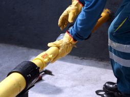 Cierran válvulas de seccionamiento para que el producto deje de fluir. ARCHIVO /