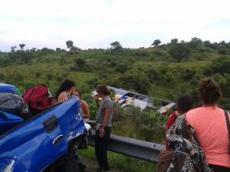 De acuerdo a testimonios, el autobús perdió el control y salió de la cinta asfáltica.  /