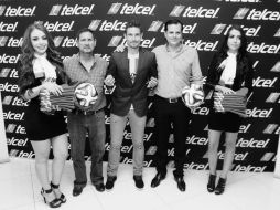 El jugador de los Leones Negros, Jesse Palacios, flanqueado por los ganadores Edmundo Grajeda (izquierda), y Carlos Villaseñor. ESPECIAL /